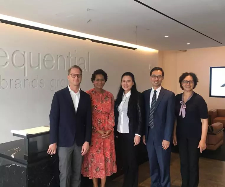 2018年5月，美國(guó)上市家政公司martha stewart誠(chéng)摯邀請(qǐng)三替集團(tuán)董事長(zhǎng)陶曉鶯一行赴美進(jìn)行商務(wù)洽談，已達(dá)成戰(zhàn)略合作意向.jpg
