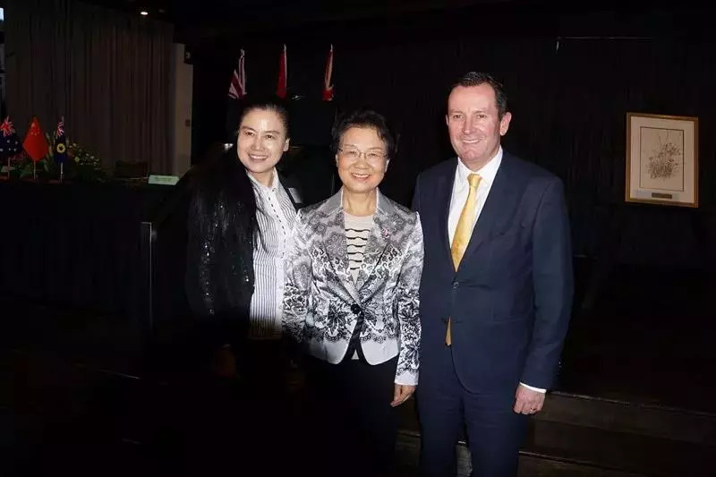 省政協(xié)主席喬傳秀（中）、澳大利亞西澳州州長(zhǎng)Mark McGowan（右）與陶曉鶯董事長(zhǎng)（左）在經(jīng)貿(mào)交流會(huì)上親切交流.jpg
